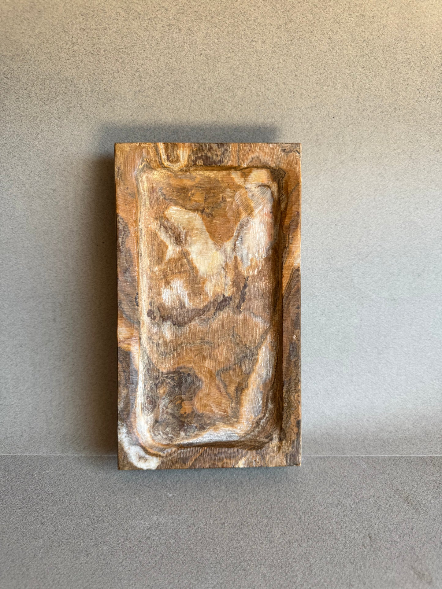 Top view of unique veining pattern inside the SAÉA stone tray