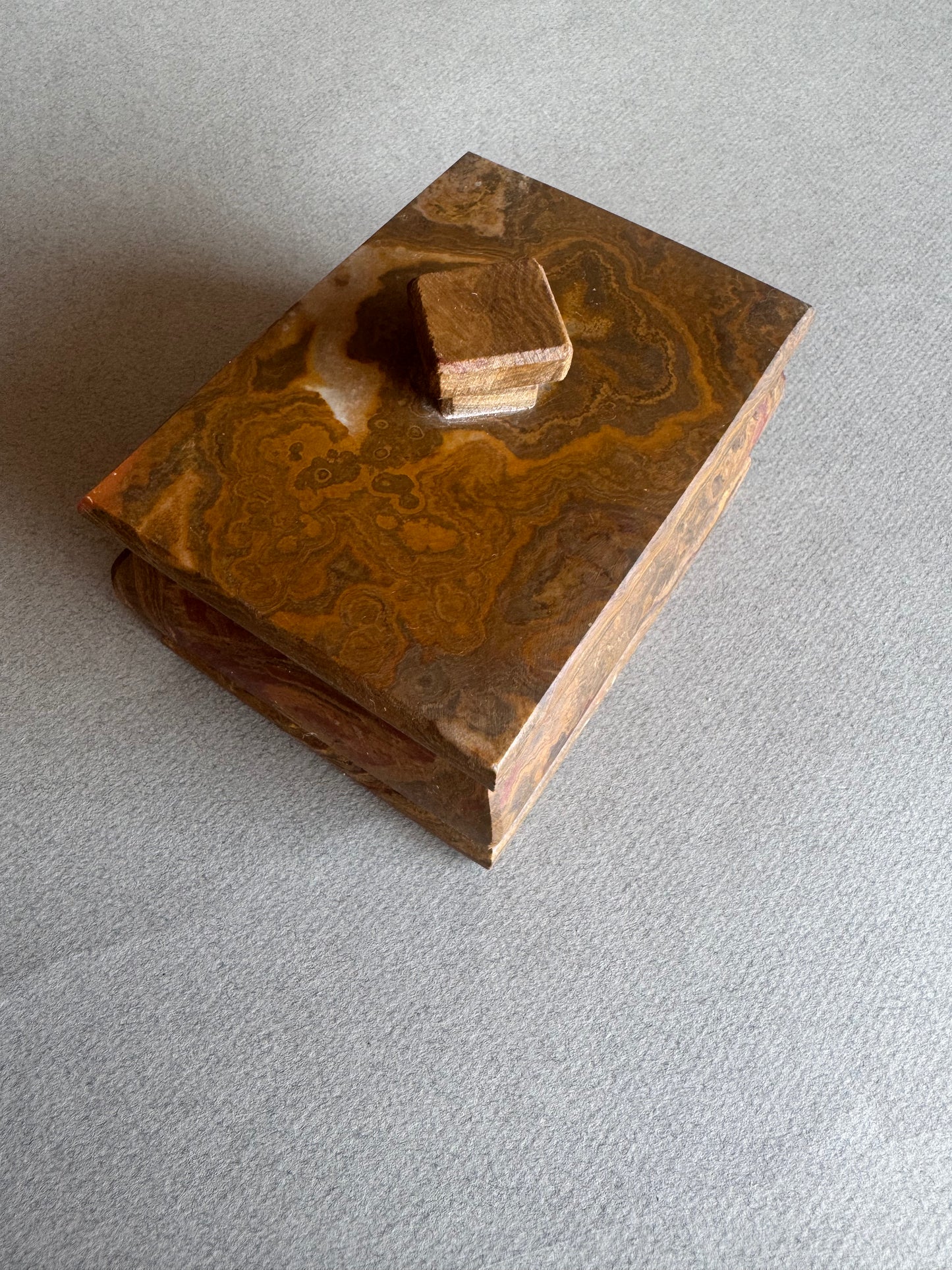 Decorative storage box in solid onyx with soft clay and amber veining