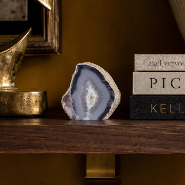 Periwinkle & Frost — SAÉA Standing Agate, close-up of the banding
