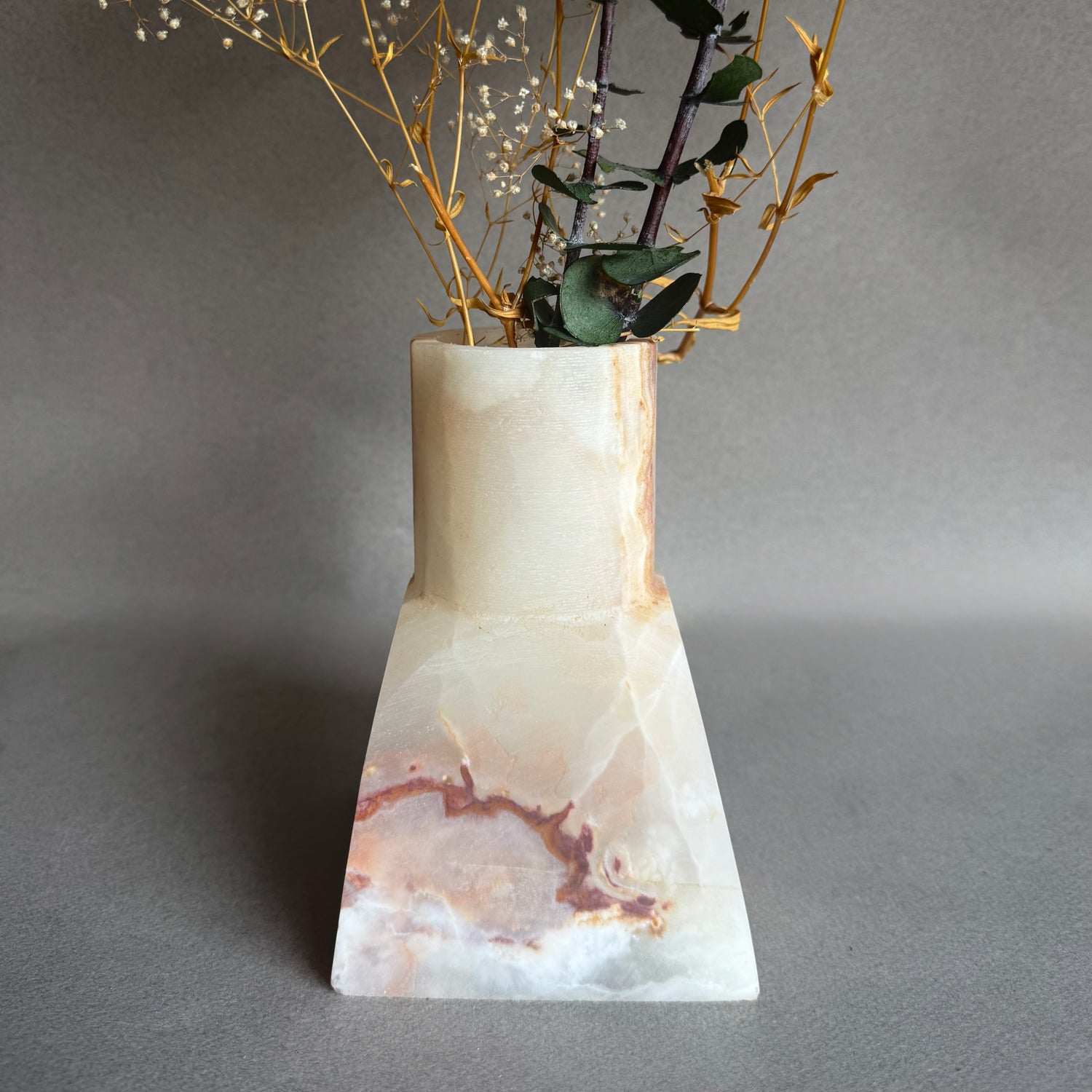 SAÉA Dune Vase in Onyx | Hand-Carved from Natural Stone
