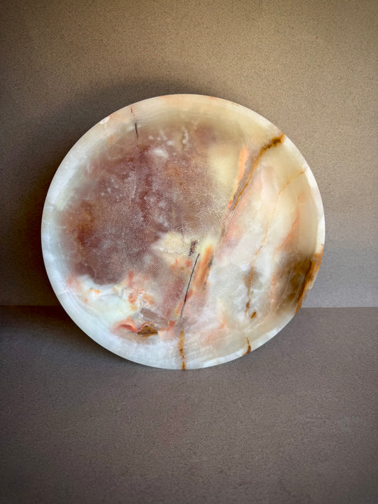 SAEA DESIGNS Round onyx stone with brown and beige patterns on a gray background