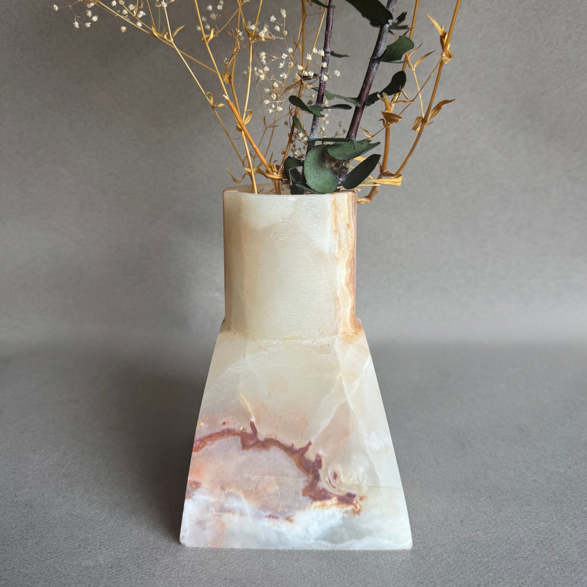 SAEA DESIGNS Marble-patterned vase with dried plants on a gray background