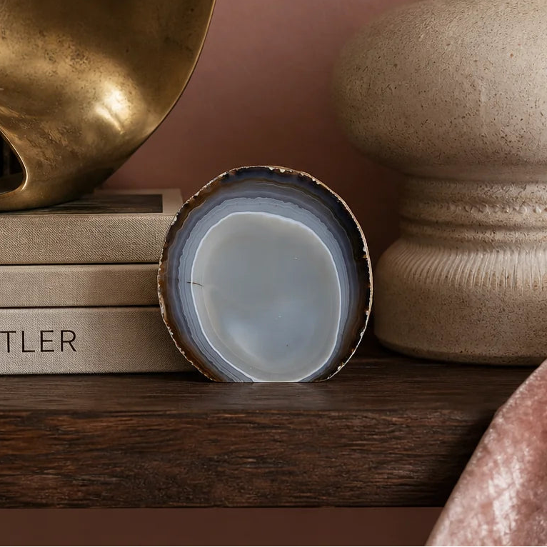 Umber & Dove — SAÉA Standing Agate, close-up of the banding