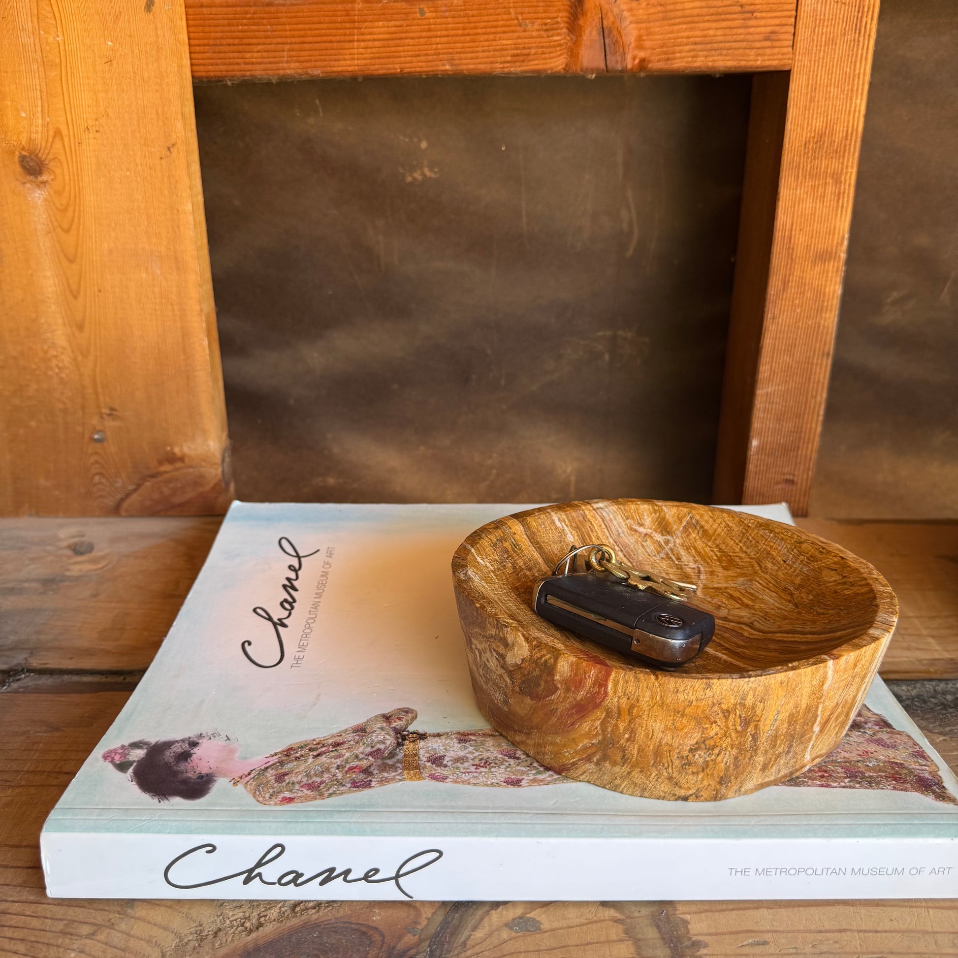 Golden sandstone onyx bowl holding keys and rings, styled for entryway use