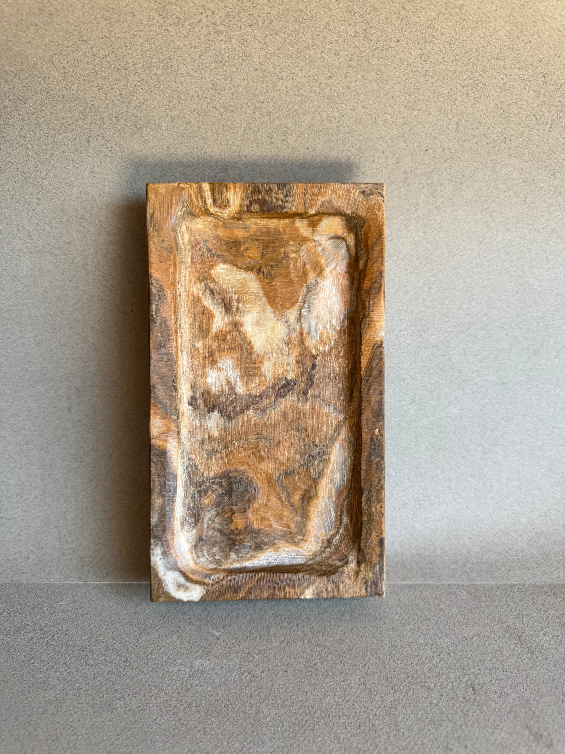 Top view of unique veining pattern inside the SAÉA stone tray