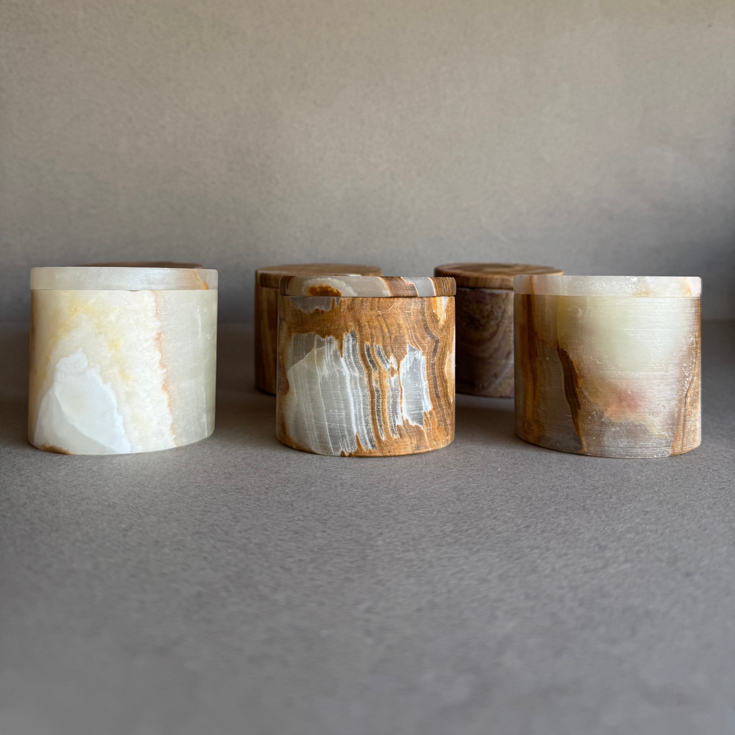 Small round onyx jar with lid in natural cream and amber stone, handcrafted by SAÉA