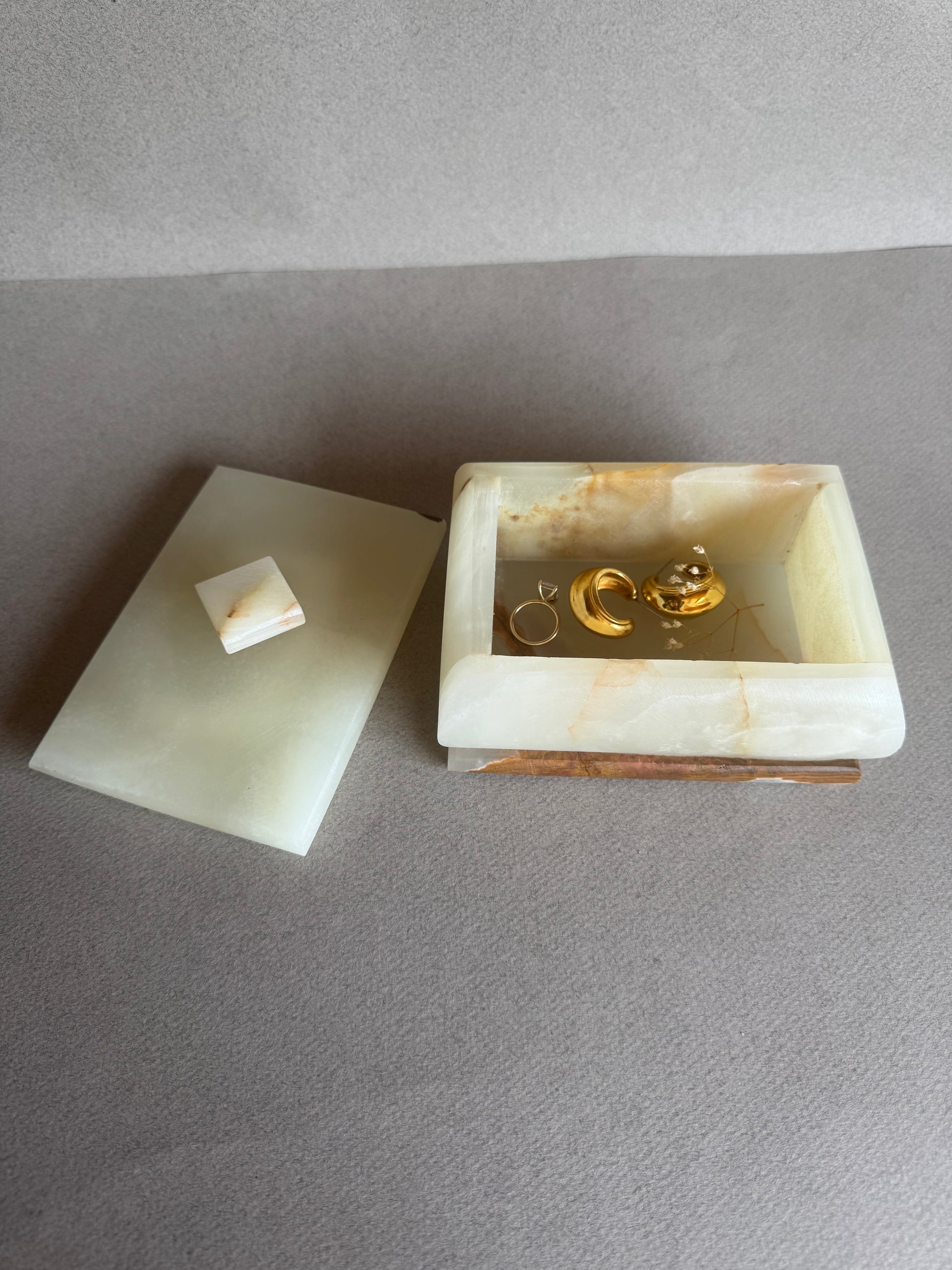 Decorative onyx box with jewelry