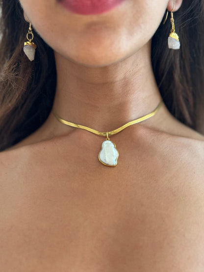 Handmade pearl choker necklace on 18k gold herringbone chain, one‑of‑a‑kind SAÉA jewelry