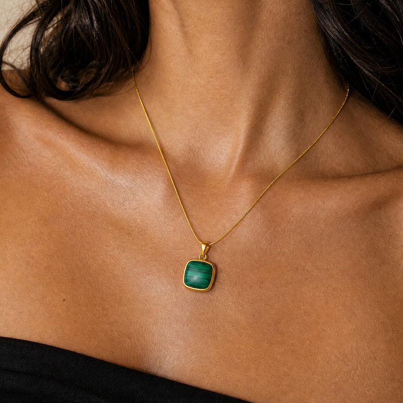 SAÉA Dainty Malachite Pendant Necklace in Gold - Adjustable chain: 14-18"