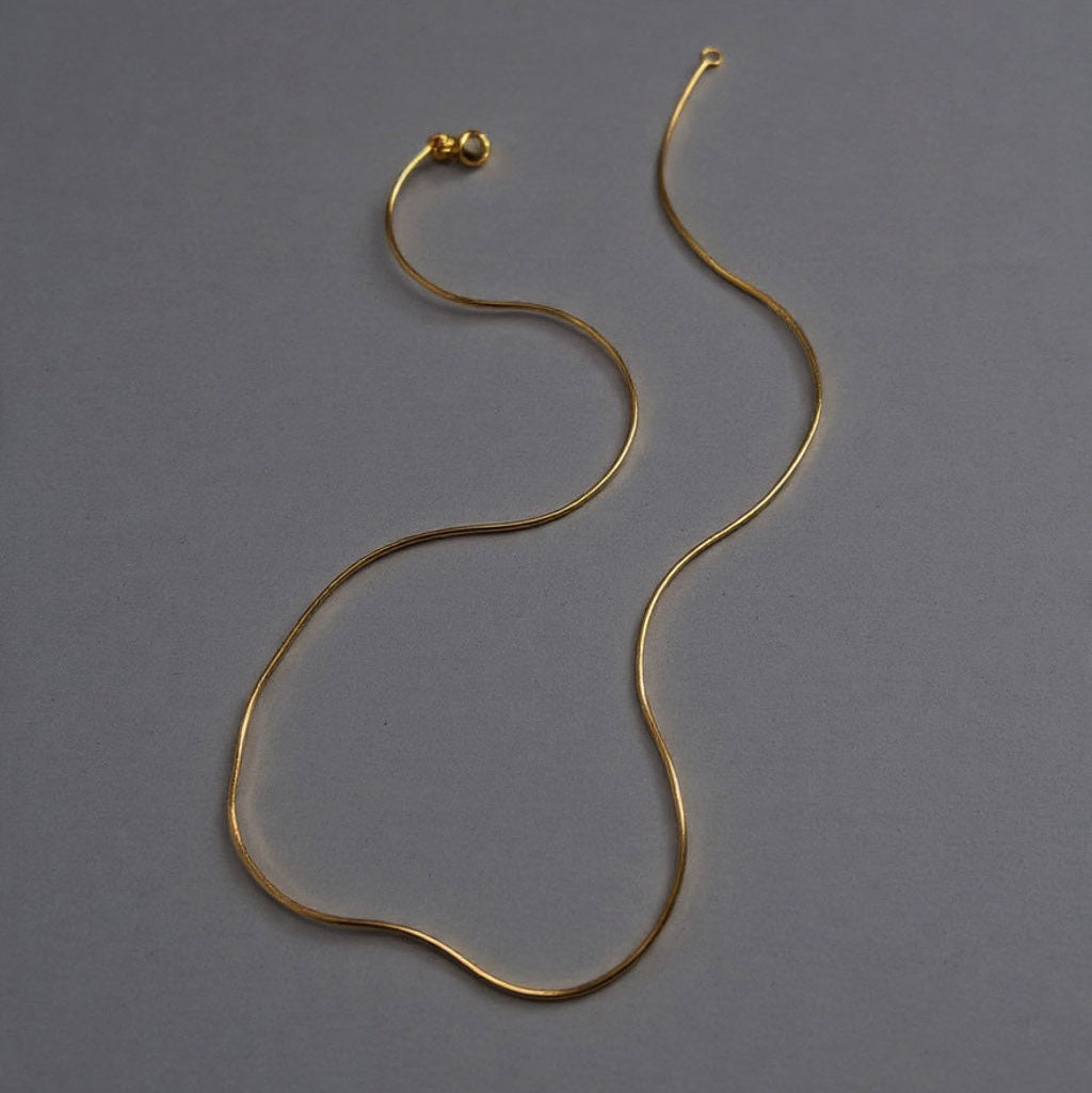 Gold necklace on a gray background with text indicating gold type and length options.