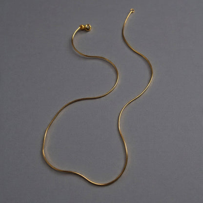 Gold necklace on a gray background with text indicating gold type and length options.