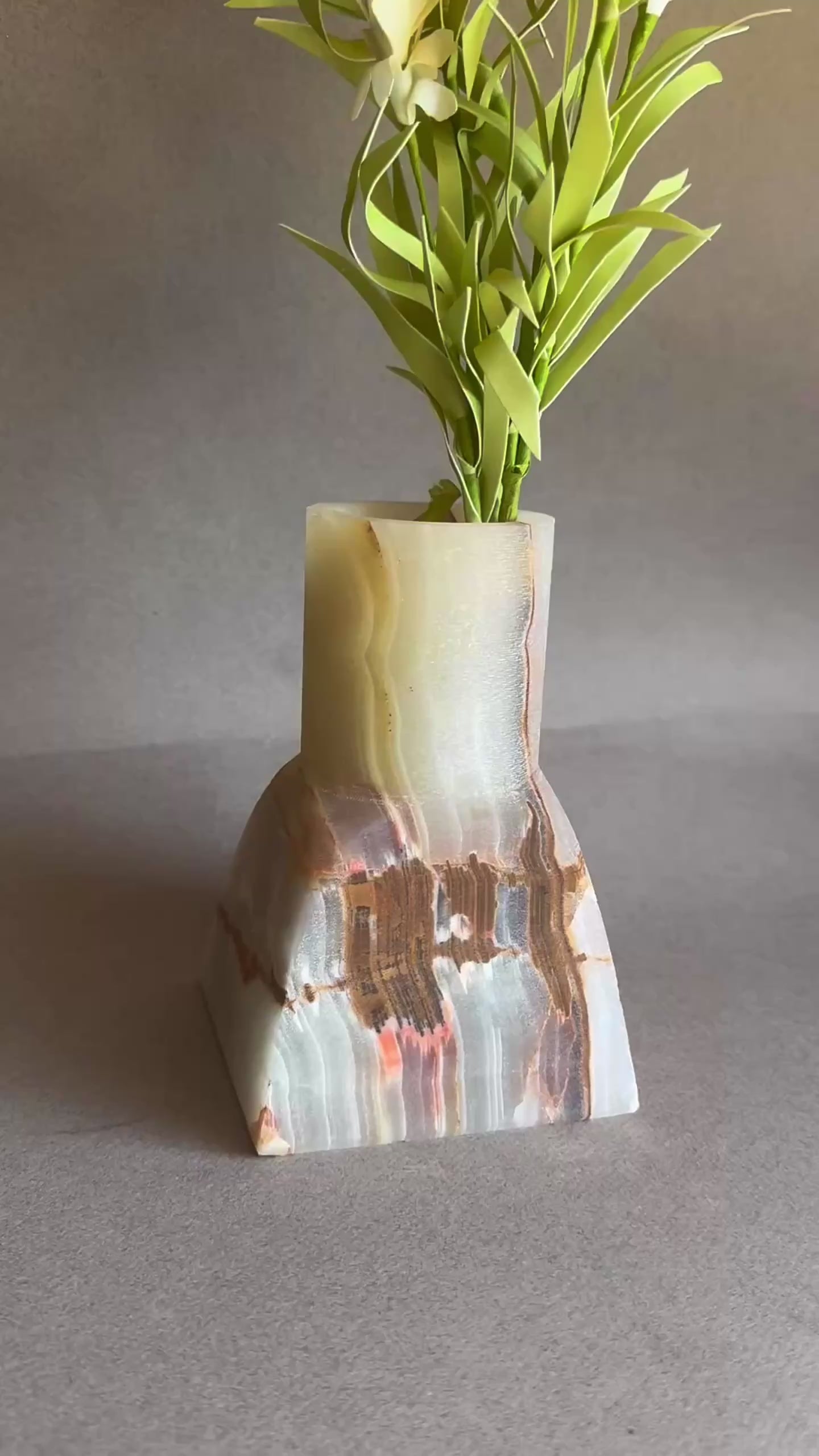 stone onyx vase with unique patterns