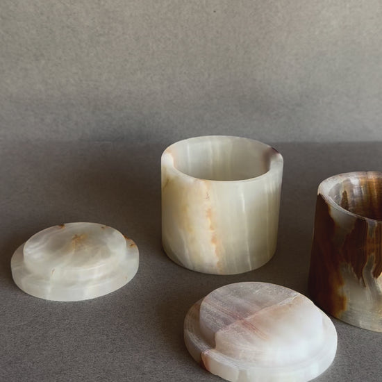 Small round onyx jar with lid in natural cream and amber stone, handcrafted by SAÉA