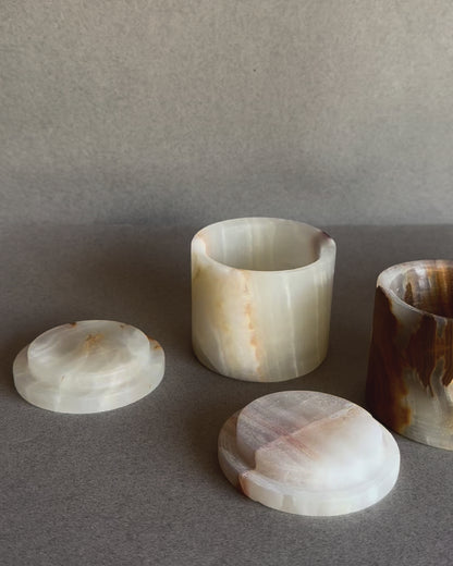 Small round onyx jar with lid in natural cream and amber stone, handcrafted by SAÉA